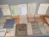 de nombreux livres anciens posés sur une table, dont beaucoup