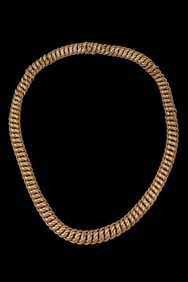 un collier en or sur fond noir
