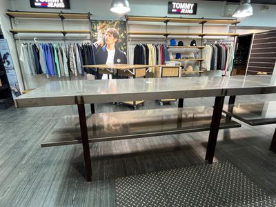 une table placée au milieu d'une pièce