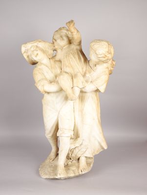 une statue ancienne représentant un homme portant un enfant sur le dos