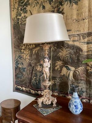 une table sur laquelle se trouvent une lampe et un vase