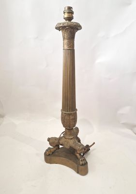 Candelabre tripode en bronze patiné motif de lion