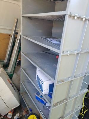 un réfrigérateur qui comporte de nombreuses étagères
