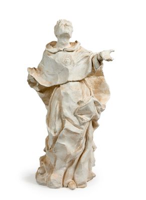 statue d'un homme vêtu d'une robe blanche, les bras tendus