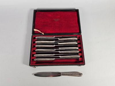 Suite de douze couteaux en métal argenté, lame inox. Style Art déco. D