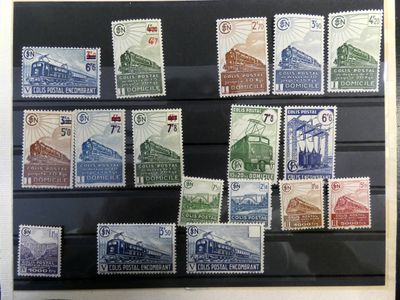 une image d'une photo d'une photo d'un train accrochée au mur