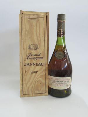 une bouteille de vin posée à côté d'une caisse en bois