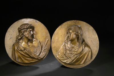 une paire de plaques en bronze représentant Jésus et Marie
