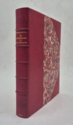 un livre rouge avec une couverture rouge et dorée sur fond blanc