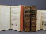 plusieurs vieux livres sont alignés sur une table