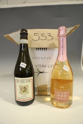 deux bouteilles de vin posées l'une à côté de l'autre sur un comptoir