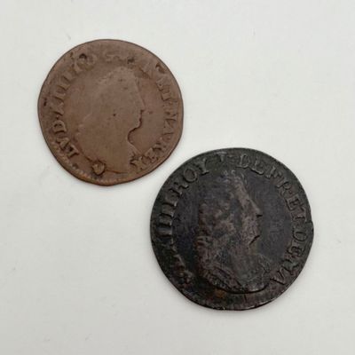 une vieille pièce et une pièce en bronze sur un fond blanc