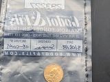 une pièce d'or dans un sachet en plastique posé sur une table
