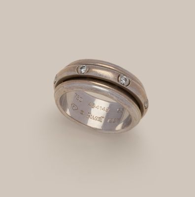 un gros plan d'une bague sertie de diamants