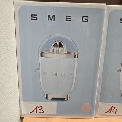 deux boîtes sur lesquelles est posé un extracteur de jus