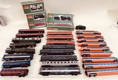 un grand nombre de trains miniatures posés sur une table