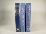 deux livres bleus posés l'un sur l'autre sur une surface blanche