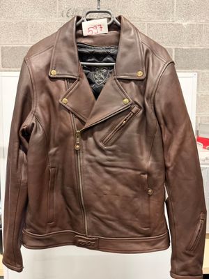 une veste en cuir marron suspendue à un cintre dans un magasin de vêtements