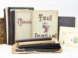 plusieurs livres sont empilés sur une surface blanche