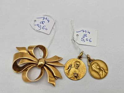 deux bijoux en or, accompagnés d'un ruban et d'une médaille