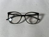 une paire de lunettes posée sur une surface blanche