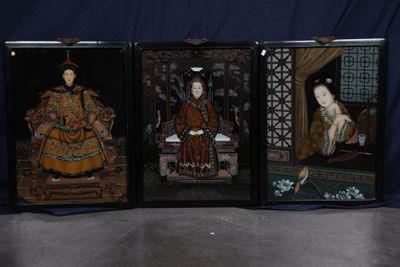 trois tableaux encadrés représentant des femmes en tenue orientale assises sur une chaise