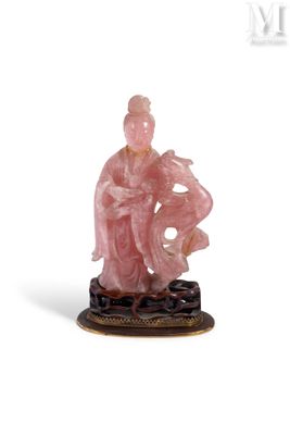Figurine chinoise en jade rose sculptée représentant une femme et un enfant