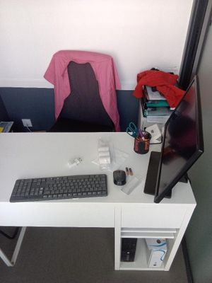 un bureau d'ordinateur équipé d'un clavier et d'un écran