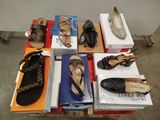 plusieurs paires de chaussures posées sur une table