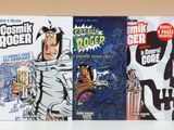 trois livres posés sur une table