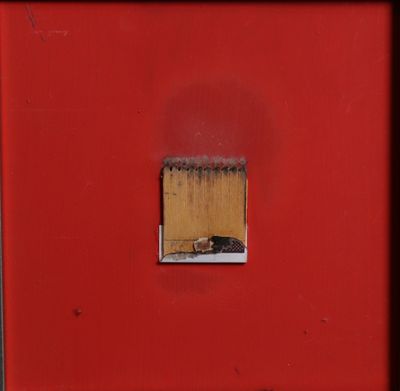 une image représentant une boîte rouge percée d'un trou