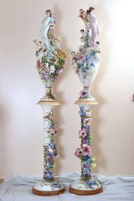 deux vases posés sur une table