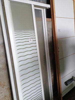 une salle de bains équipée de toilettes et d'une douche