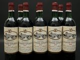 six bouteilles de vin sont alignées sur un fond noir