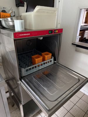 Lave-vaisselle professionnel marque COMENDA (voir photo).