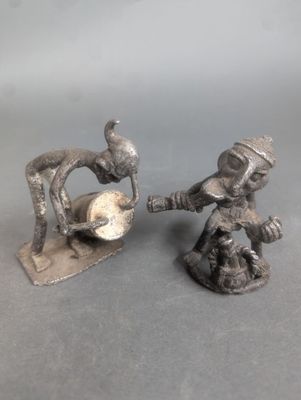 deux figurines représentant un homme et une femme jouant d'un instrument de musique