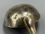 un objet métallique qui ressemble à une tête d'oiseau