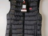 Le gilet est noir et porte une étiquette rouge.