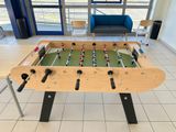 un baby-foot au milieu de la pièce