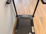 un gros plan sur une marche d'un parquet dans une pièce