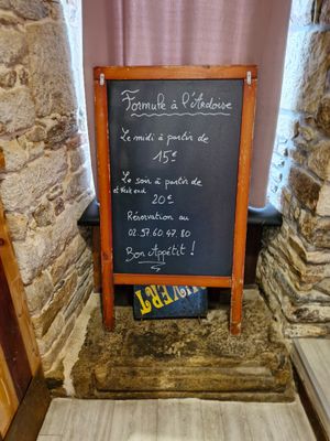un tableau noir sur lequel est écrit le menu