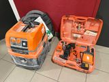 deux outils orange dans un coffret posé par terre
