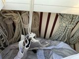 un bateau avec un tas de cordes et un sac