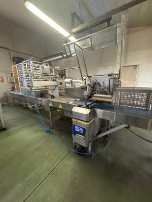 une image représentant une usine avec un tapis roulant et un tapis roulant