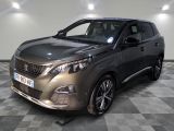 vue de face d'un SUV de couleur sombre garé dans une pièce