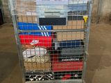un chariot métallique contenant de nombreux objets