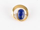 une bague en or sertie d'un lapis-lazuli et de diamants