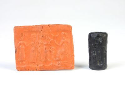 une image représentant un objet noir et orange à côté d'un objet noir