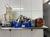 de nombreuses casseroles et poêles sur le comptoir de la cuisine