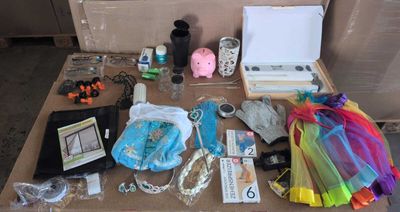 une table sur laquelle se trouvent de nombreux objets, notamment des ciseaux, des ciseaux et d'autres objets